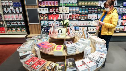 Eine Frau am Büchertisch in einer Leipziger Buchhandlung.