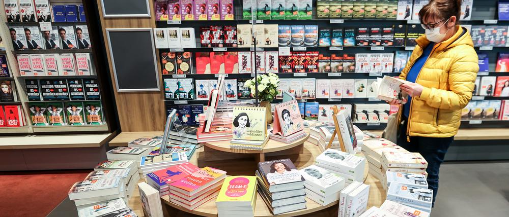Eine Frau am Büchertisch in einer Leipziger Buchhandlung.