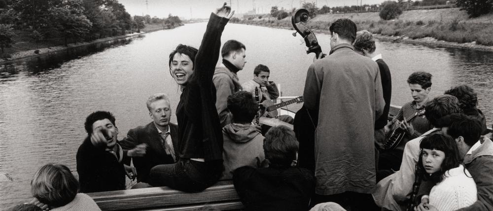 Eine Dampferfahrt ins Glück, 1959 in der Zeitschrift „twen“ mit dem Titel „Jazz auf dem Fluss“ veröffentlicht.