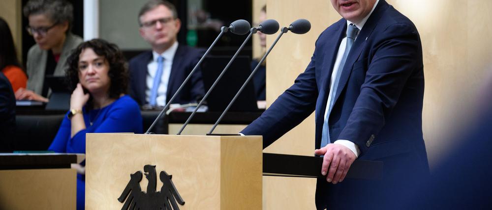 Berlins Regierender Bürgermeister Kai Wegner (CDU) sprach neben anderen Ministerpräsidenten im Bundesrat zur Grundgesetzänderung.