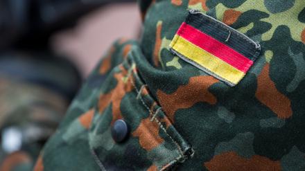 Die Fahne von Deutschland ist auf der Uniform eines Soldaten aufgenäht.