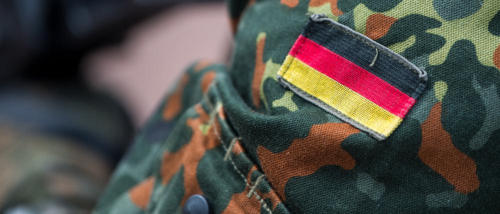 Die Fahne von Deutschland ist auf der Uniform eines Soldaten aufgenäht.