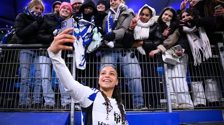  Lisa Baum vom Hamburger SV macht Selfies mit Fans im Volksparkstadion.