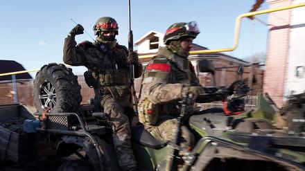 Inmitten des anhaltenden russisch-ukrainischen Konflikts fahren russische Soldaten am 18. März 2025 mit einem Quad  durch das Dorf Kazachya Loknya in der Region Kursk.