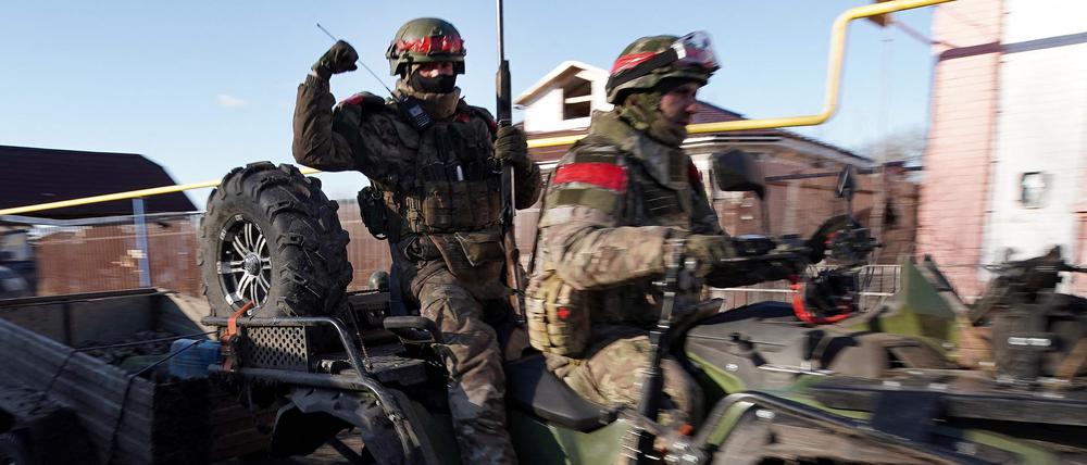 Zwei russische Soldaten auf einem Quad Bike im Dorf Kazachya Loknya in der Region Kursk am 18. März 2025.