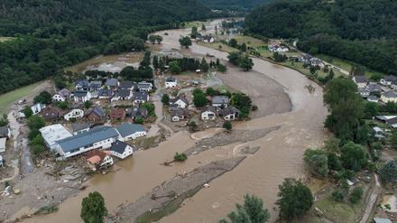 Eine Luftaufnahme zeigt das Ausmaß der Zerstörungen an der Ahr, nachdem in der Nacht auf den 15. Juli 2021 eine Flutwelle den Ort überschwemmt hat. 