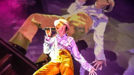 Alexander Scheer wirft sich überzeugend in David-Bowie-Pose. 