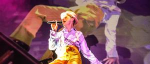 Alexander Scheer wirft sich überzeugend in David-Bowie-Pose. 