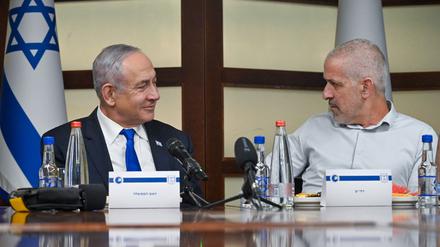  Israels Ministerpräsident Benjamin Netanjahu kam in einer Untersuchung des Inlandsgeheimdienstes über die Fehler, die das Hamas-Massaker am 7. Oktober 2023 ermöglicht haben, nicht gut weg.