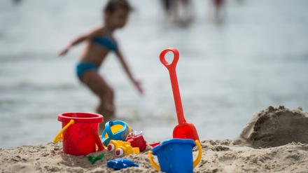 Sandspielzeug steht am Strand des Strandbads Wannsee in Berlin.