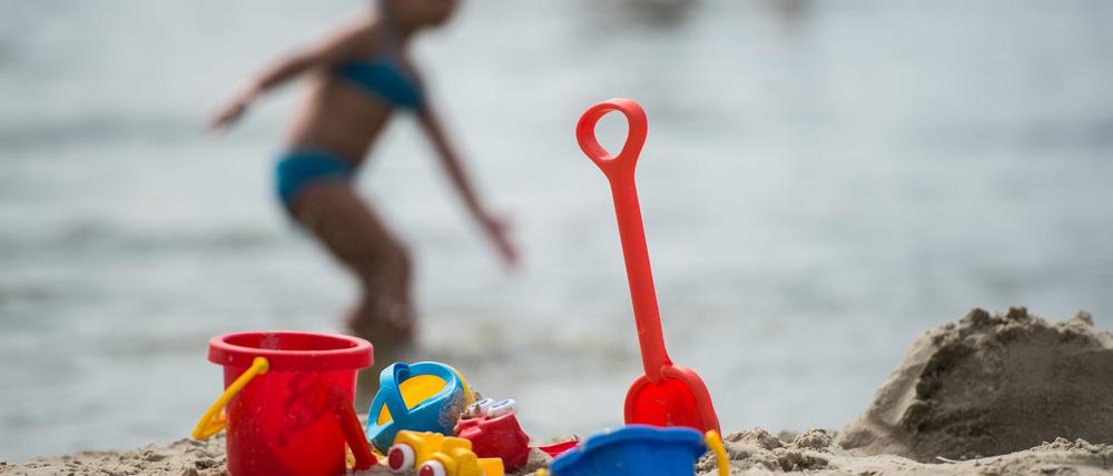 Sandspielzeug steht am Strand des Strandbads Wannsee in Berlin.