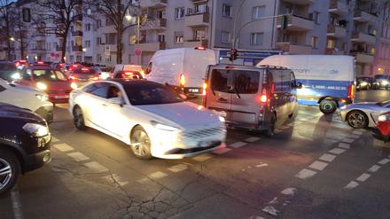 Chaos auf der Kreuzung Knobelsdorffstraße Ecke Sophie-Charlotten-Straße.