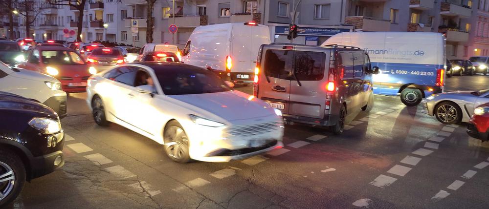 Chaos auf der Kreuzung Knobelsdorffstraße Ecke Sophie-Charlotten-Straße.