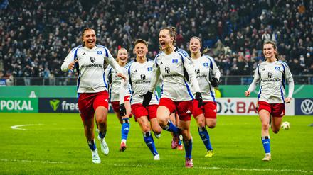 Emilia Hirche (Mi.) erzielte im Viertelfinale gegen Gladbach das allererste Tor einer Fußballerin des HSV im Volksparkstadion.