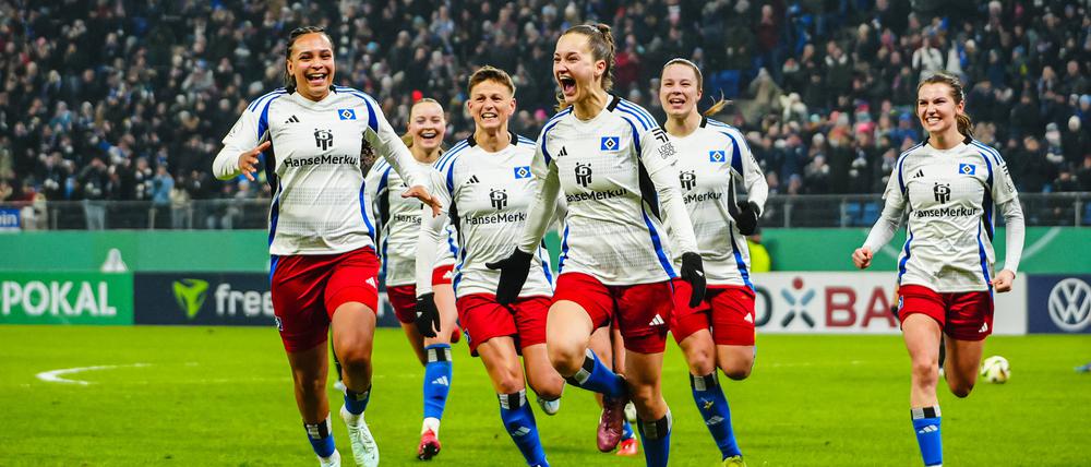 Emilia Hirche (Mi.) erzielte im Viertelfinale gegen Gladbach das allererste Tor einer Fußballerin des HSV im Volksparkstadion.