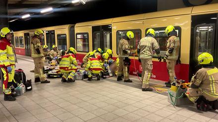 Rettungseinsatz der Feuerwehr am Bahnhof Westkreuz.