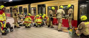 Rettungseinsatz der Feuerwehr am Bahnhof Westkreuz.