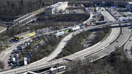Zu erheblichen Verkehrseinschränkungen führt die gesperrte Ringbahnbrücke der A100 im Westen Berlins. 