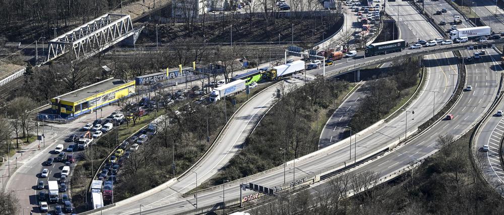 Die gesperrte Ringbahnbrücke der A100 im Berliner Westen.
