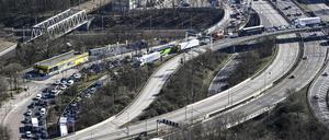 Zu erheblichen Verkehrseinschränkungen führt die gesperrte Ringbahnbrücke der A100 im Westen Berlins. 
