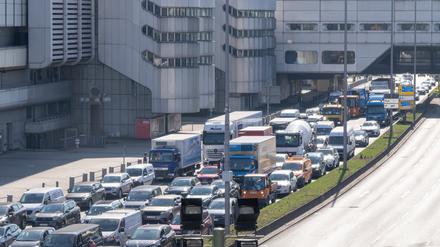 Stau im Berliner Westen: Die Engstelle auf der Stadtautobahn A 100 sorgt seit Tagen für Ärger.
