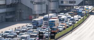 Stau im Berliner Westen: Die Engstelle auf der Stadtautobahn A 100 sorgt seit Tagen für Ärger.