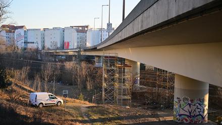 Die Ringbahnbrücke der A100 im Westen Berlins ist seit Mittwochabend aus Sicherheitsgründen in nördlicher Richtung voll gesperrt.