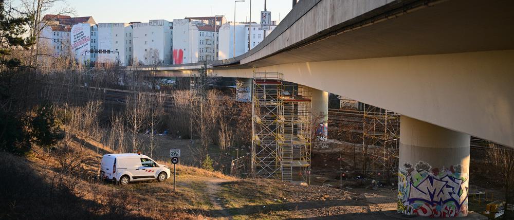 Die Ringbahnbrücke der A100 im Westen Berlins ist seit Mittwochabend aus Sicherheitsgründen in nördlicher Richtung voll gesperrt.