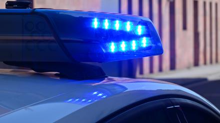 Ein Polizeifahrzeug fährt mit Blaulicht durch die Potsdamer Innenstadt. 