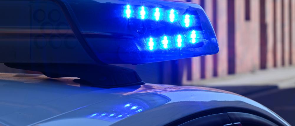 Ein Polizeifahrzeug fährt mit Blaulicht durch die Potsdamer Innenstadt. 