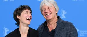 Regisseur Andreas Dresen und die Schauspielerin Liv Lisa Fries lachen beim Photocall ihres Films „In Liebe, Eure Hilde“ (Sektion Wettbewerb) nebeneinander.