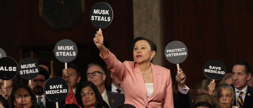 Die demokratische Abgeordnete Nydia Velázquez aus New York hält bei Donald Trumps Rede zur Lage der Union am 4. März ein Protest-Schild hoch.