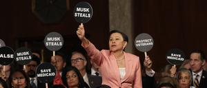 Die demokratische Abgeordnete Nydia Velázquez aus New York hält bei Donald Trumps Rede zur Lage der Union am 4. März ein Protest-Schild hoch.