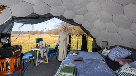 Brandenburg, Götschendorf: Daniil Irbits, Abt des russisch-orthodoxen Klosters von Götschendorf in der Uckermark, steht in einer Ferienunterkunft in Form eines Iglus. 