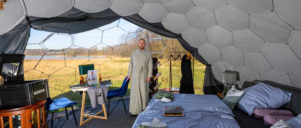 Brandenburg, Götschendorf: Daniil Irbits, Abt des russisch-orthodoxen Klosters von Götschendorf in der Uckermark, steht in einer Ferienunterkunft in Form eines Iglus. 