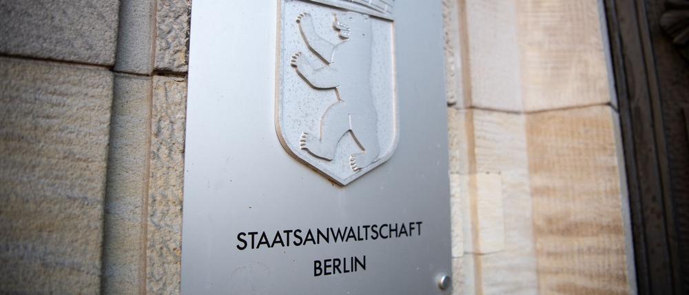 Nach Brandstiftungen vor dem Gefängnis Heidering wurden Verdächtige ermittelt. (Symbolbild)