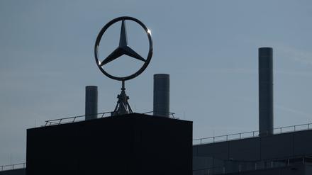 Ein Mercedes-Stern des Automobilherstellers Mercedes-Benz dreht sich auf einem Gebäude des Werks Sindelfingen. 