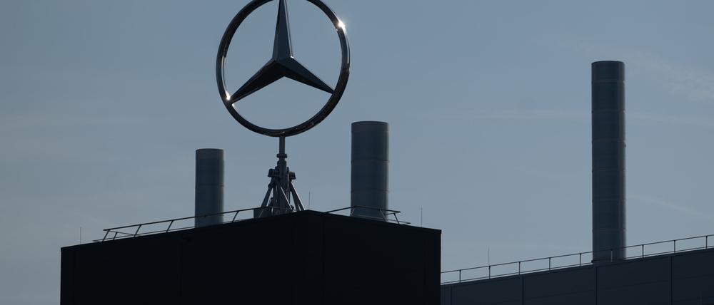Ein Mercedes-Stern des Automobilherstellers Mercedes-Benz dreht sich auf einem Gebäude des Werks Sindelfingen.
