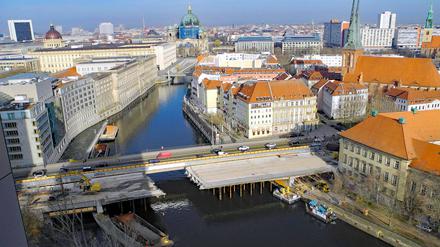 Die Mühlendammbrücke in Mitte wird abgerissen.