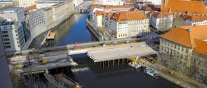 Die Mühlendammbrücke in Mitte wird abgerissen.