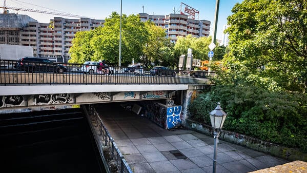 Berlin-Mitte: Gertraudenstraße mit Gertraudenbrücke.