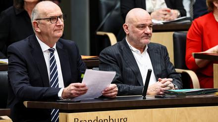 Brandenburgs Ministerpräsident Dietmar Woidke (SPD, l.) sitzt im Bundesrat neben seinem Vize-Regierungschef Robert Crumbach vom BSW. 