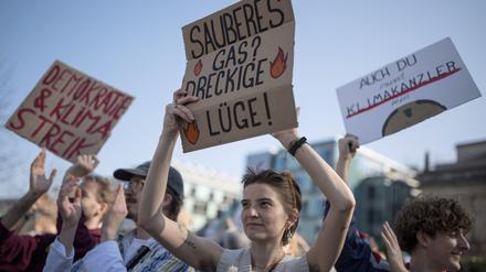 Die Demonstranten fordern, dass der Klimaschutz Priorität in den Koalitionsverhandlungen bekommt.