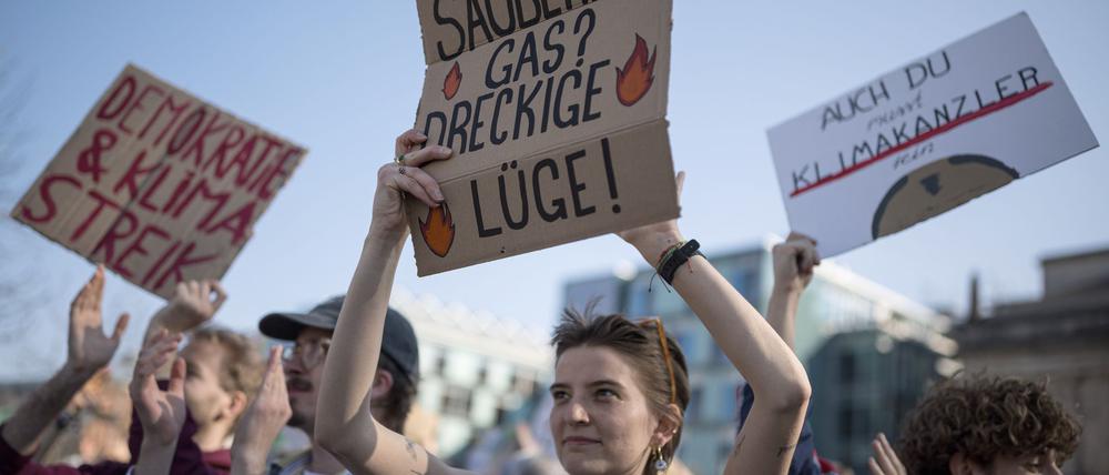 Die Demonstranten fordern, dass der Klimaschutz Priorität in den Koalitionsverhandlungen bekommt.