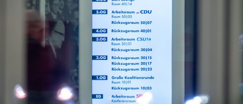 Der Wegweiser in der CDU-Zentrale (Konrad-Adenauer-Haus), wo die erste Runde der Koalitionsverhandlungen von Union und SPD stattfindet (Archivfoto)