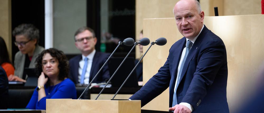 Berlin: Kai Wegner (CDU, r), Regierender Bürgermeister von Berlin, spricht bei der Plenarsitzung im Deutschen Bundesrat. (Archivbild)