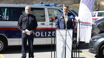 Generalmajor Joachim Huber (l), Stellvertretender Landespolizeidirektor, und Brigadier Michael Lohnegger, Landeskriminalamt Steiermark, sprechen bei einer Pressekonferenz. Eine Gruppe von Verdächtigen soll nach Polizeiangaben in Österreich Homosexuelle gezielt erniedrigt, beraubt und misshandelt haben. 