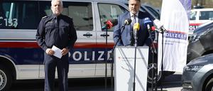 Generalmajor Joachim Huber (l), Stellvertretender Landespolizeidirektor, und Brigadier Michael Lohnegger, Landeskriminalamt Steiermark, sprechen bei einer Pressekonferenz. Eine Gruppe von Verdächtigen soll nach Polizeiangaben in Österreich Homosexuelle gezielt erniedrigt, beraubt und misshandelt haben. 
