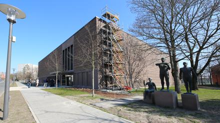 Die neue Dreifeldsporthalle im Luftschiffhafen mit der historischen Sportlergruppe des Bildhauers Herbert Burschik.