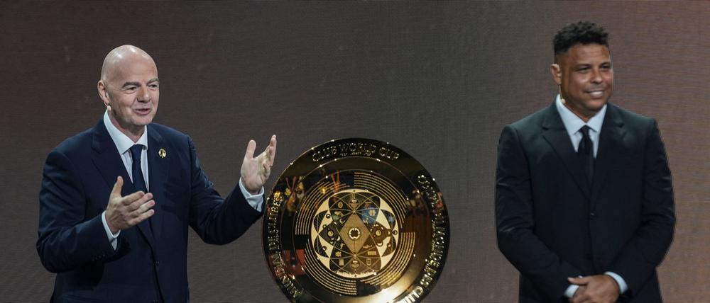Fifa-Boss Infantino (l) und die Trophäe der Club-WM.